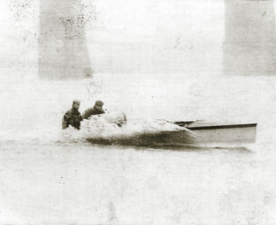 Dean engine-powered boat racing along the Ohio River, circa 1905.